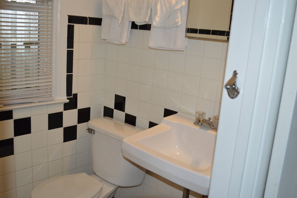 Great Lakes Motel - photo 13