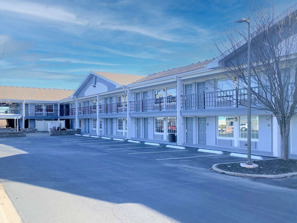 Clarion Pointe Independence Kansas City - photo 4
