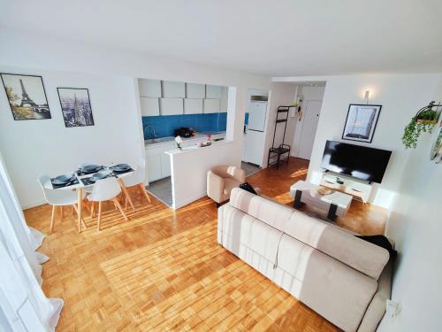 Metro a 2 Minutes Paris Centre Le Marais in Romainville, France