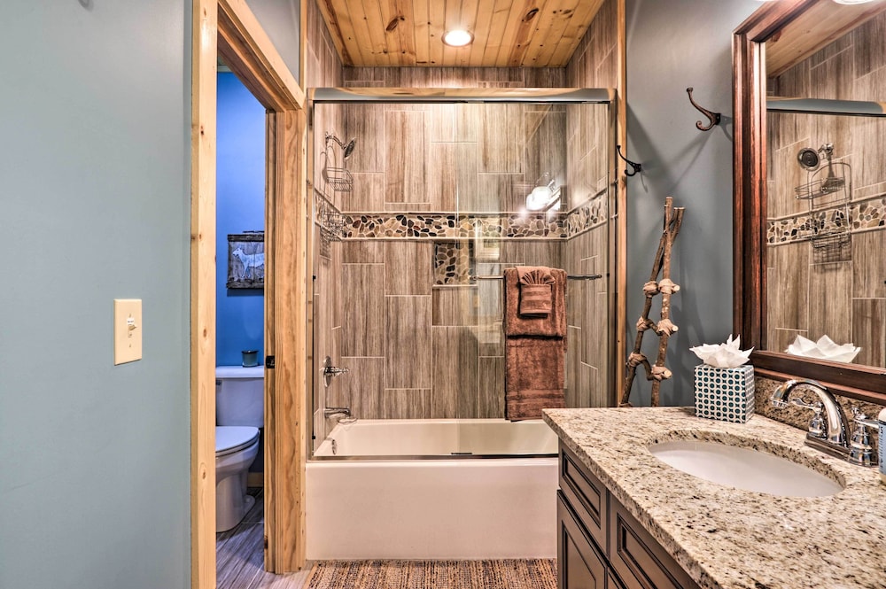 Woodsy Retreat with Fire Pit And Resort Amenities - photo 4