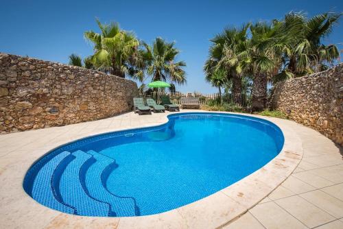 4 Bedroom Farmhouse With Private Pool And Views 20158304 — Nadur