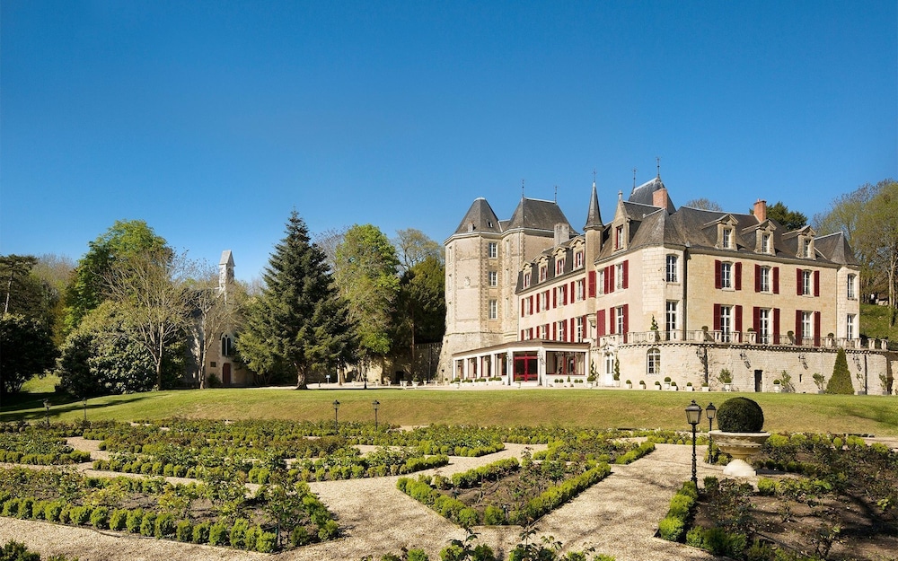 Château Laroche Ploquin — 4-Star Luxury Hotel in Tours, France