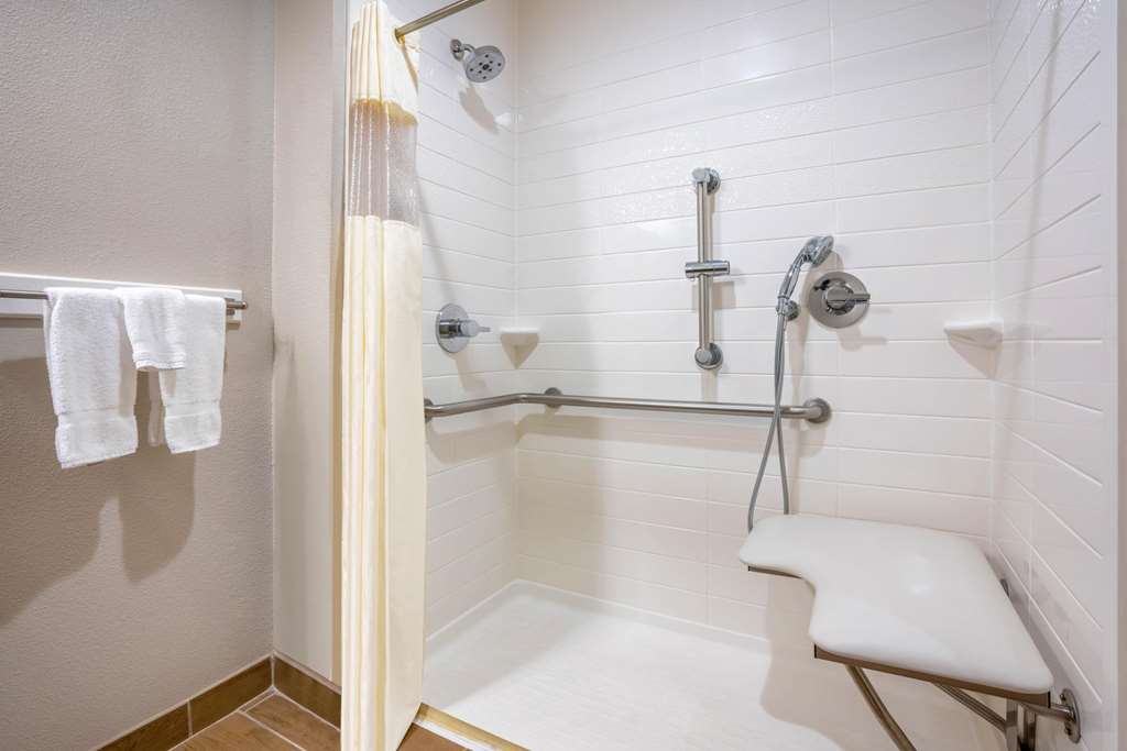 La Quinta Inn & Suites by Wyndham College Station South - photo 32