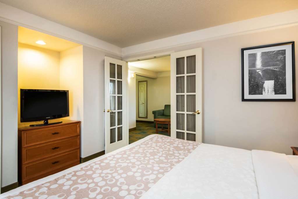 La Quinta Inn & Suites by Wyndham Colorado Springs South AP - photo 52