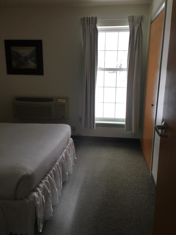 All Suites Inn Budget Host - photo 11