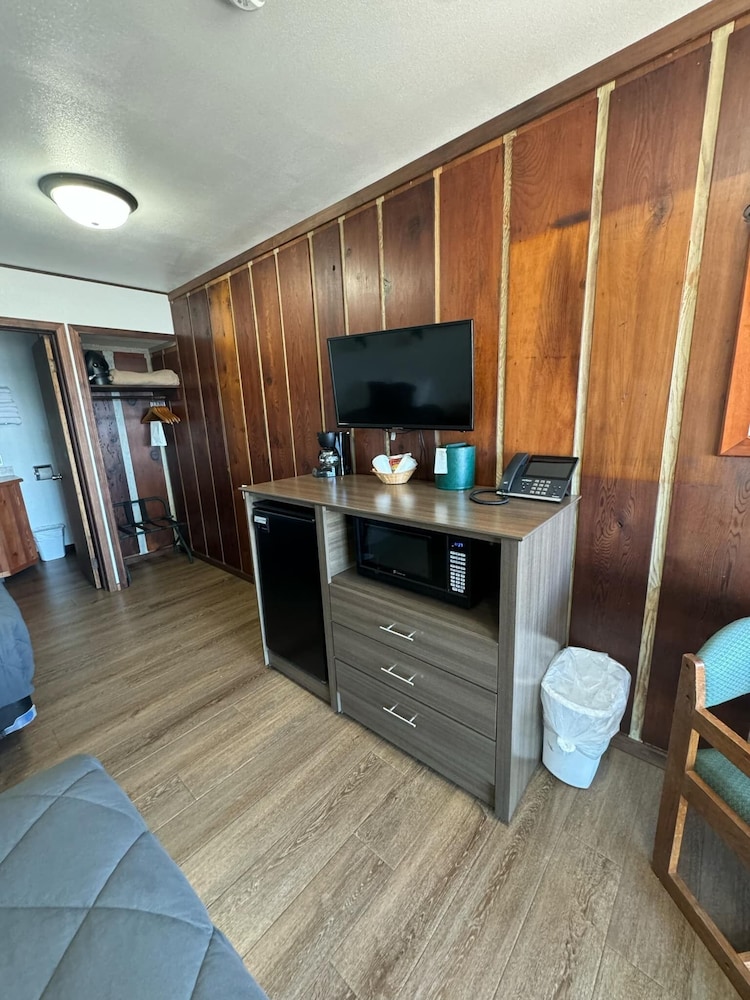 Sunset Oceanfront Lodging - photo 24