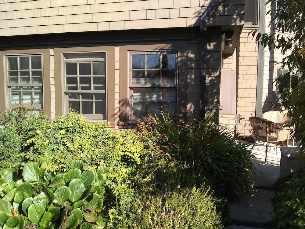 Noyo Harbor Inn Restaurant and Tavern - photo 39