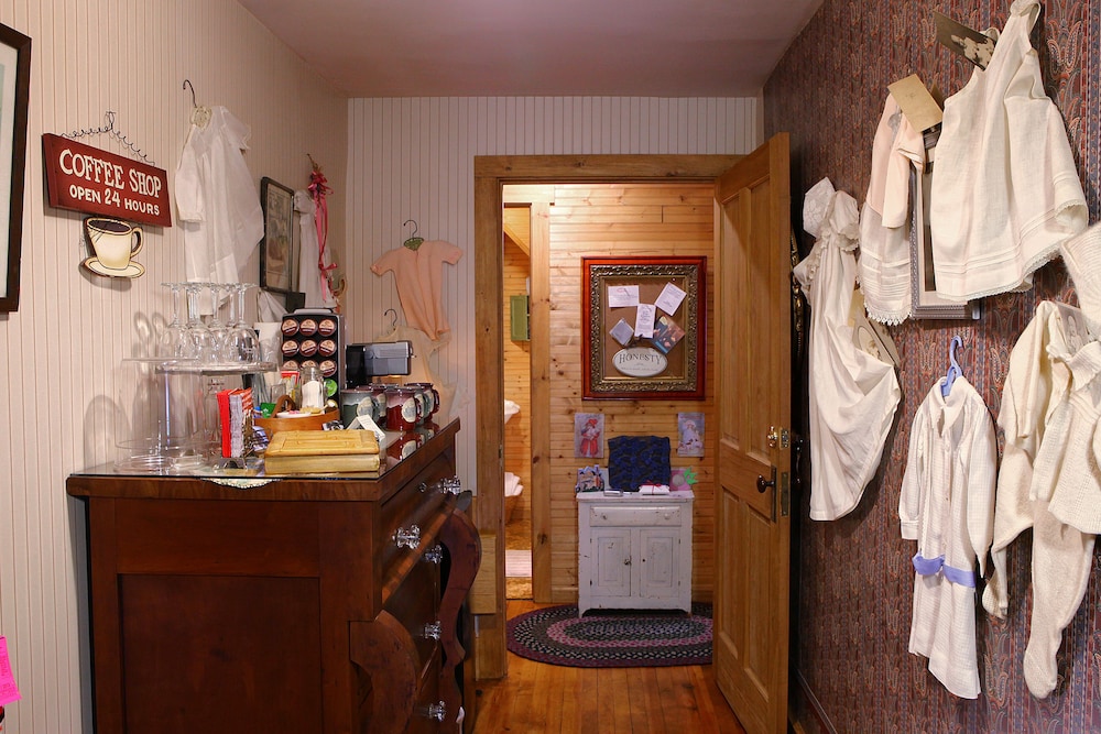 The Queen A Victorian Bed & Breakfast - photo 8