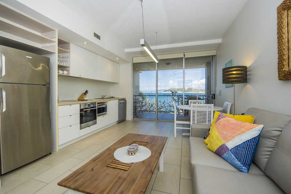 1 Bright Point Apartment 2203 — 4-Star Luxury Hotel in Nelly Bay, Australia