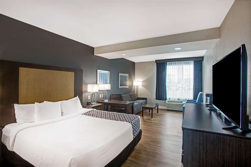 La Quinta Inn & Suites by Wyndham Victoria South - photo 27