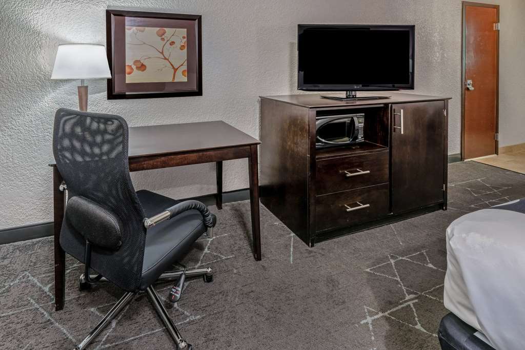 La Quinta Inn & Suites by Wyndham Dallas I 35 Walnut Hill Ln - photo 12