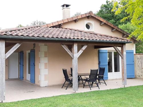 Amazing Villa With Terrace And Garden — 4-Star Luxury Hotel in Les Forges, France