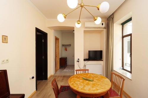 Vintage 2BR Apartment Managed By Wehost