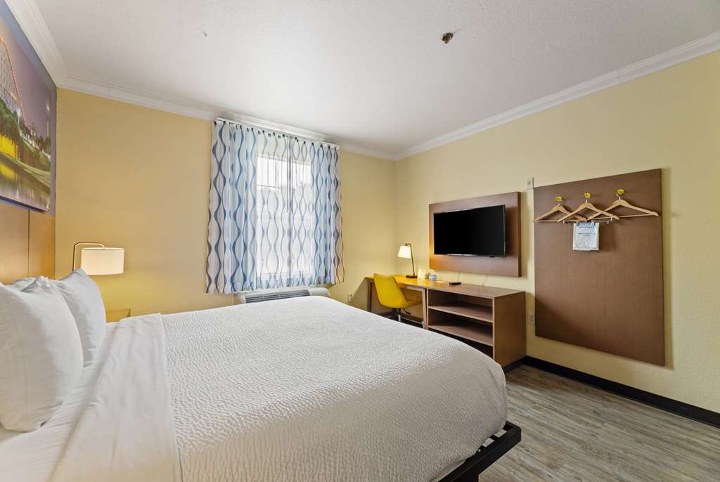 Days Inn & Suites by Wyndham Euless DFW Airport South - photo 39