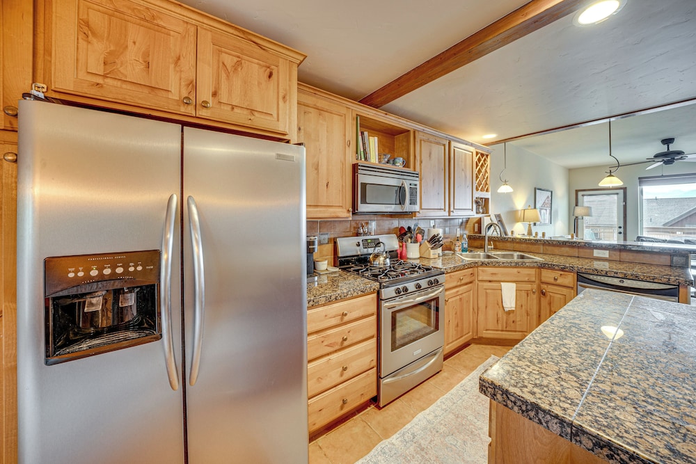 6 Mi to Winter Park Resort Townhome with Hot Tub - photo 6