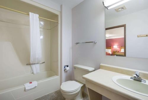 Econo Lodge Inn & Suites Escanaba North - photo 22