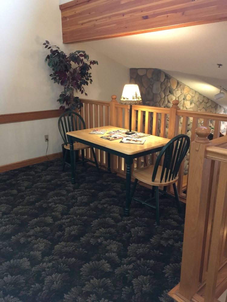 Moose Lake Lodge & Suites - photo 4