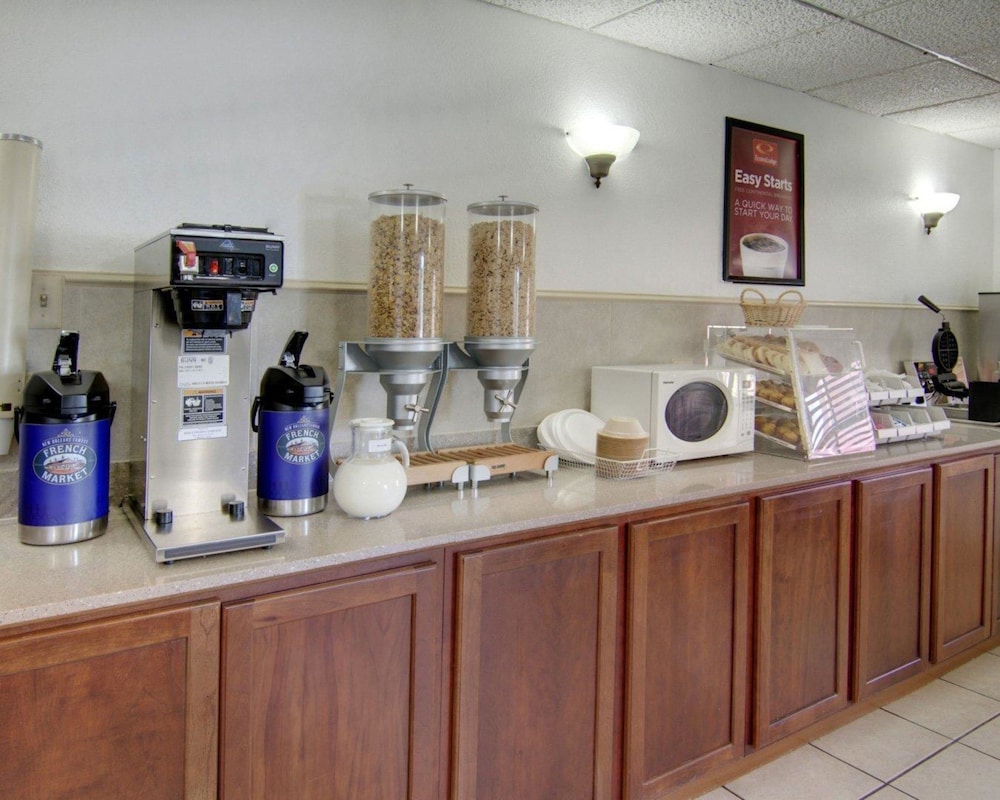 Econo Lodge & Conference Center - photo 41