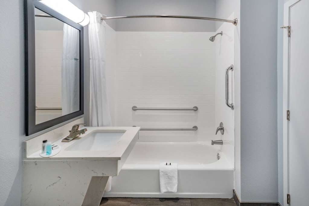 Days Inn & Suites by Wyndham Horn Lake Memphis Graceland - photo 18