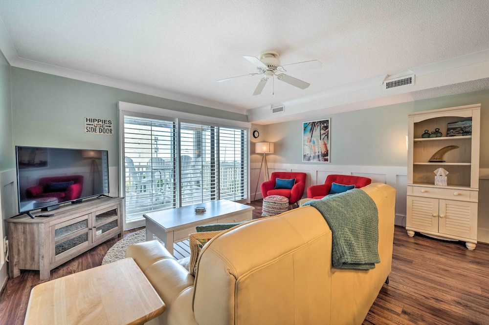 Bright Carolina Beach Condo Walk to Shore — 4-Star Luxury Hotel in Carolina Beach, United States