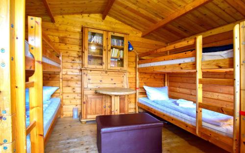 Ferienholzhaus Strandbude mit Terrasse — hotel in Ahlbeck