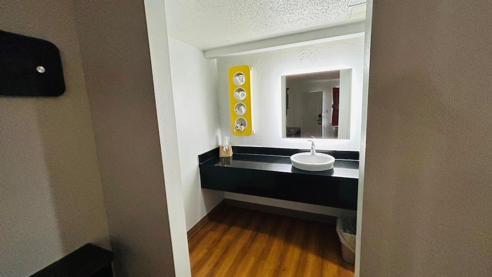 Super 7 Inn Tupelo - photo 33