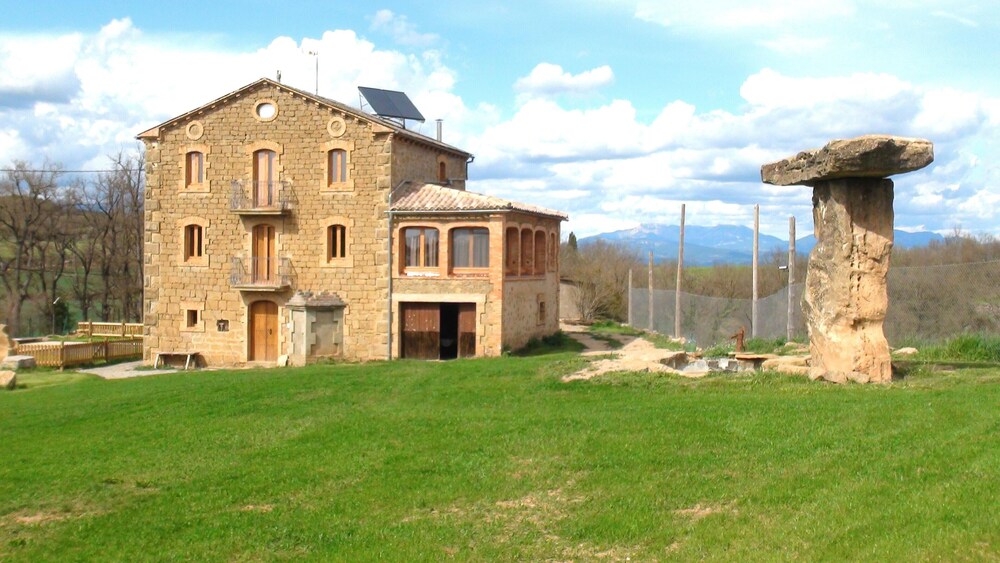 Charming Villa in Llobera with Private Pool — 4-Star Luxury Hotel in Llanera, Spain