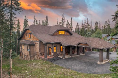 Expansive elegance at base of Peak 8 6 en suites 9 fireplaces game tables hot tub in Breckenridge, United States