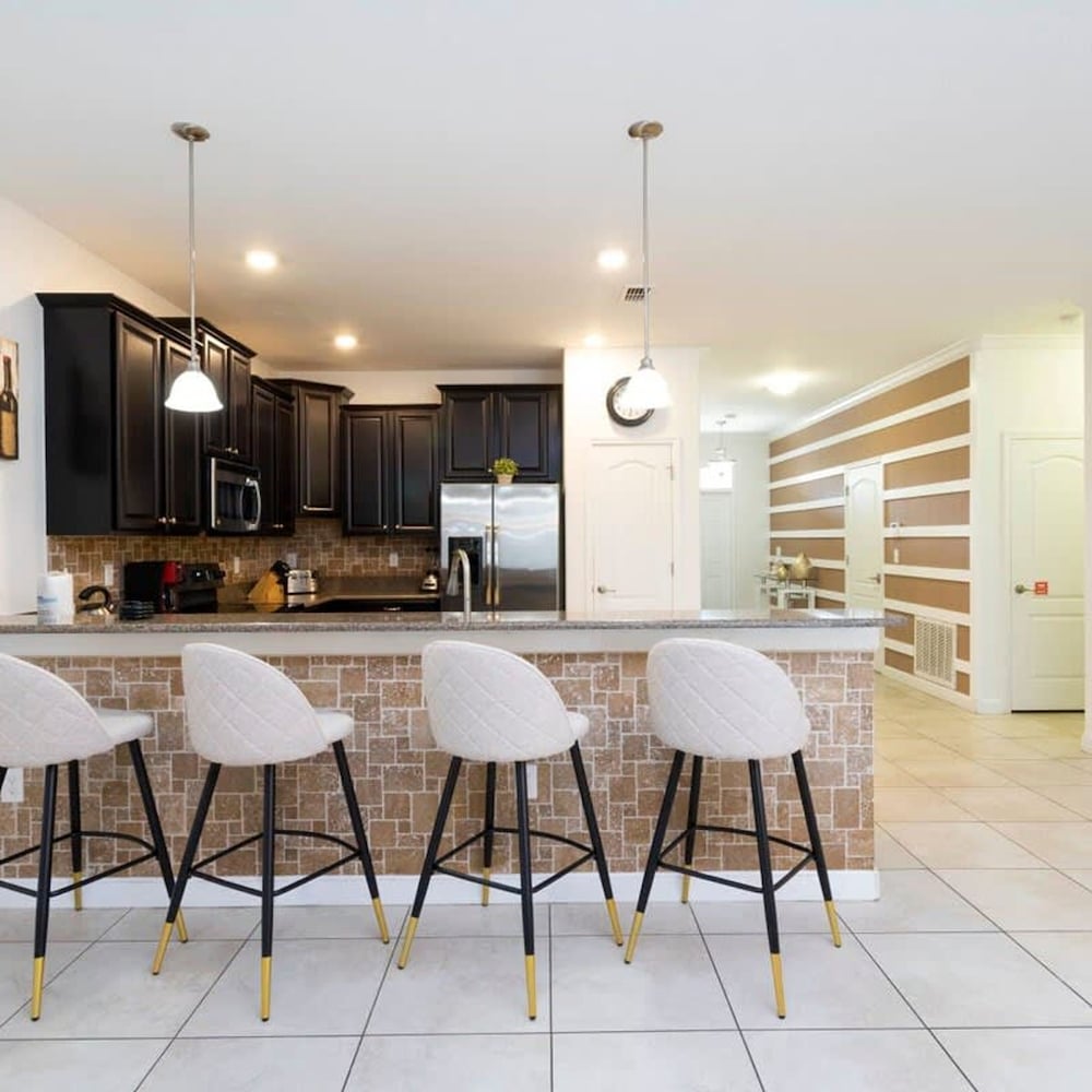 1400 Stunning 8bed with amazing game room - photo 4