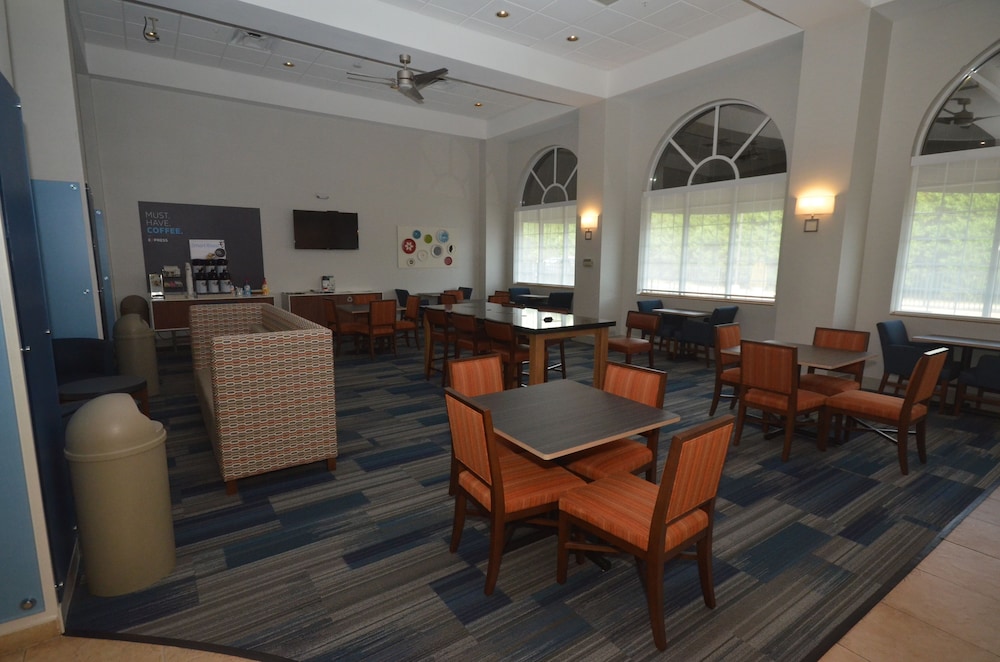 Holiday Inn Express Hotel & Suites Warrenton by IHG - photo 30