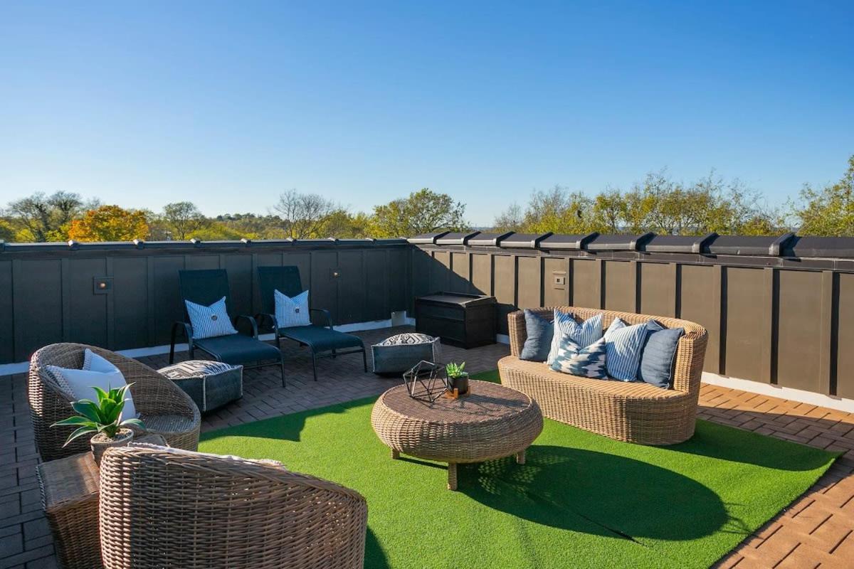 2 Miles to Broadway w Rooftop Deck Grill & Garage in Nashville, United States
