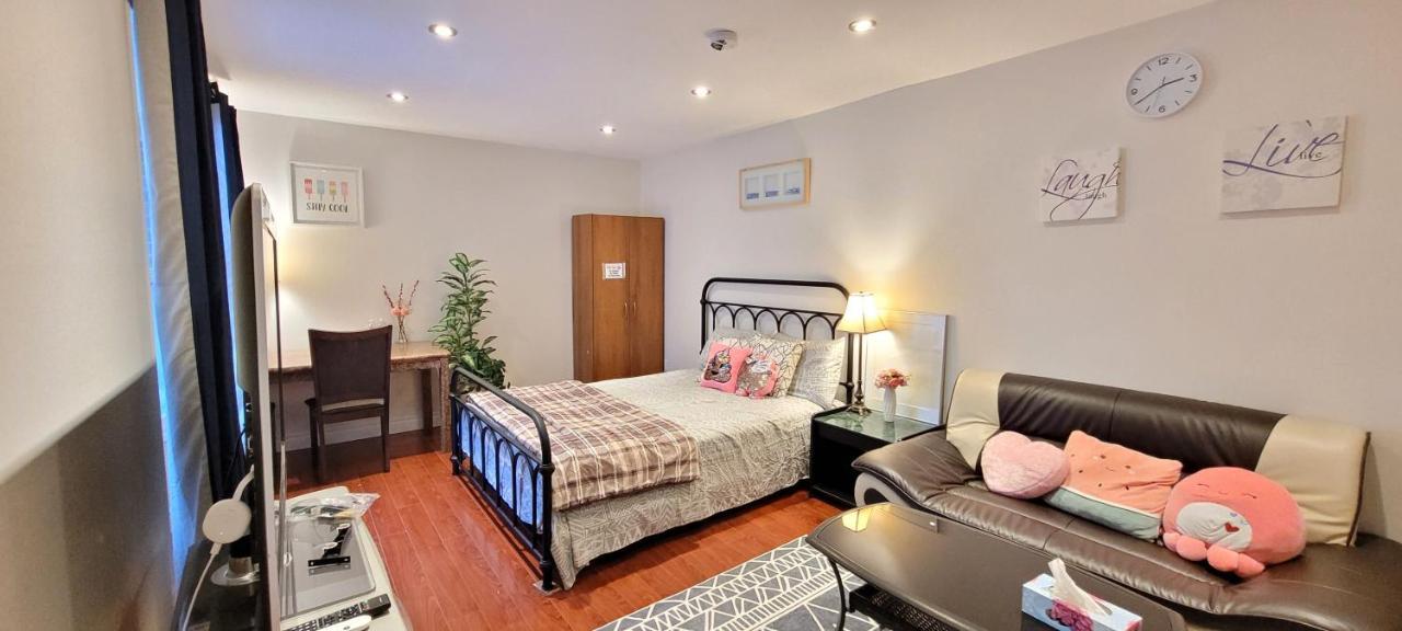 Toronto Spacious Cozy Mainfloor Room - last minute hotel in Toronto
