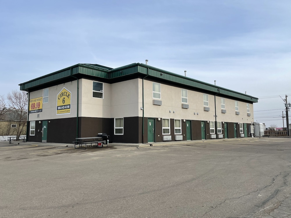 Circle 6 Motel — Weyburn — photo 2