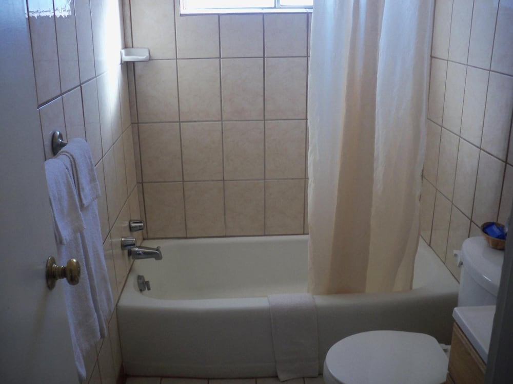 Deluxe Inn Of Roswell - photo 19