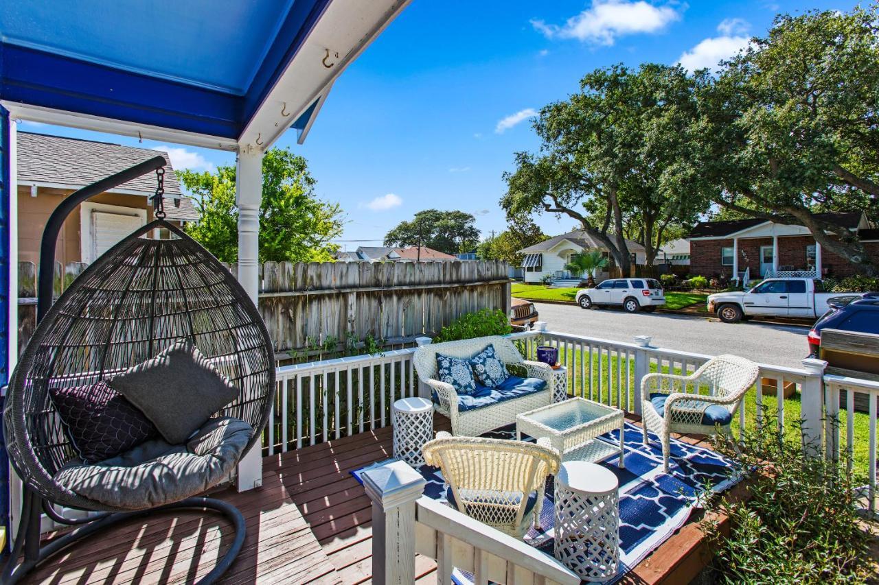 The Blue Oasis With Handicap Ramp Access Dog Friendly & Cowboy Pool in Galveston, United States
