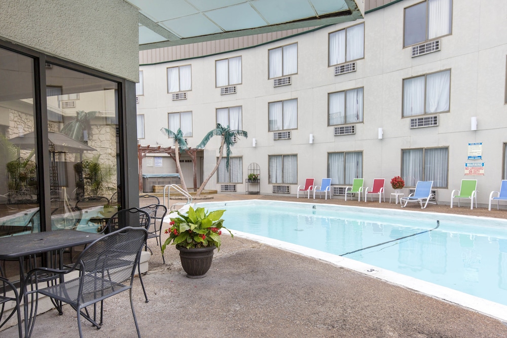 Lamplighter Inn & Suites South - photo 38