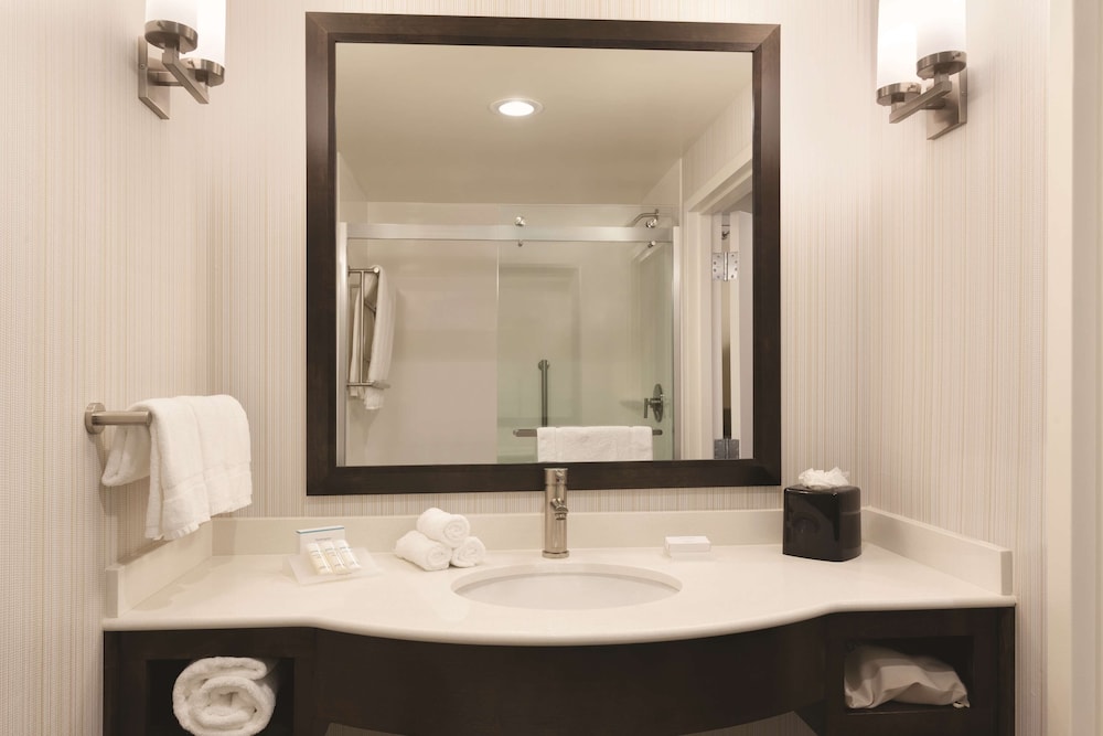 Hilton Garden Inn Boston Logan Airport - photo 34