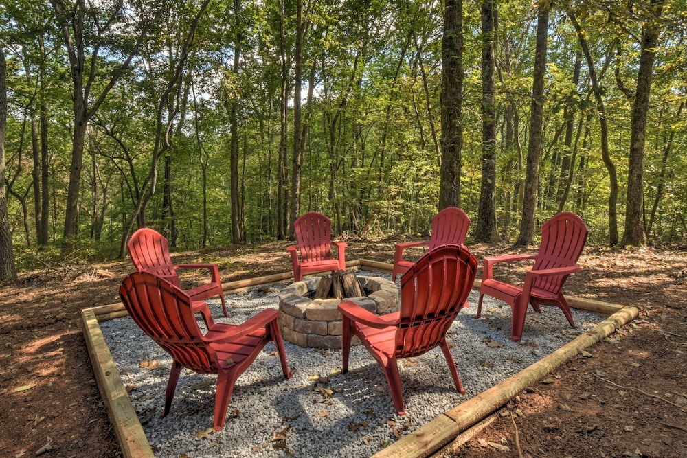 Blue Ridge Cabin Hot Tub Fire Pit and Grill — 4-Star Luxury Hotel in Blue Ridge, United States