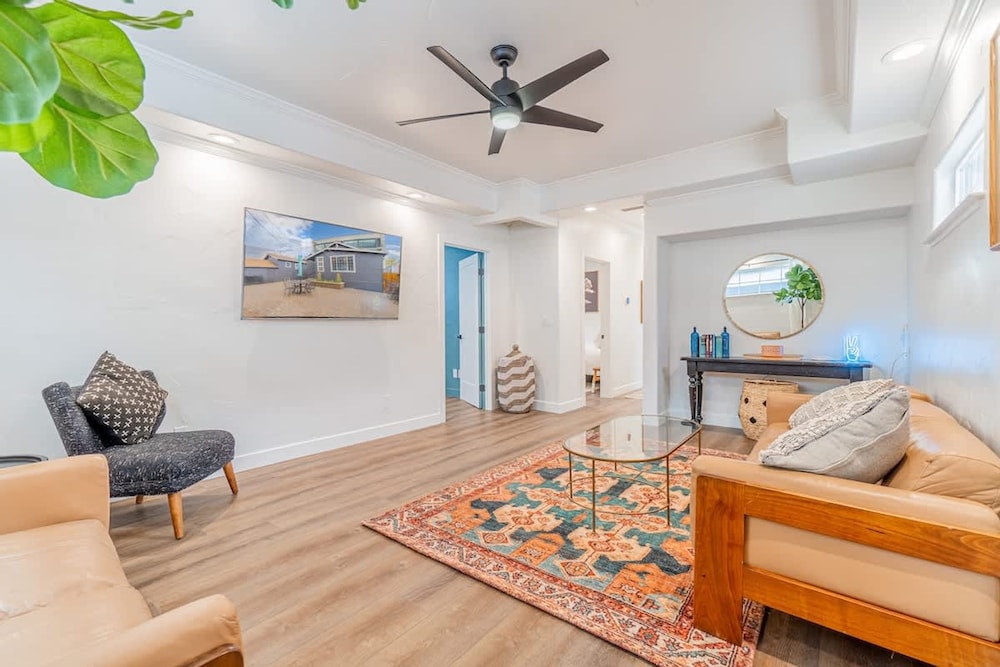 Stylish 2 bedroom Walking Distance to Downtown
