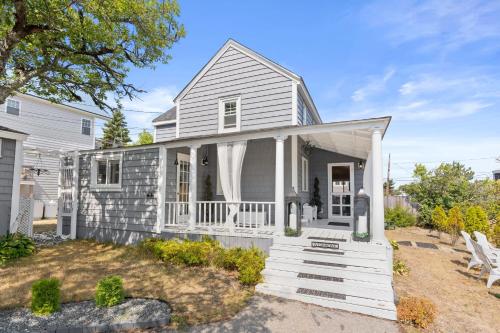 The Wishbone Steps to Beach Bunk House — 4-Star Luxury Hotel in Newburyport, United States
