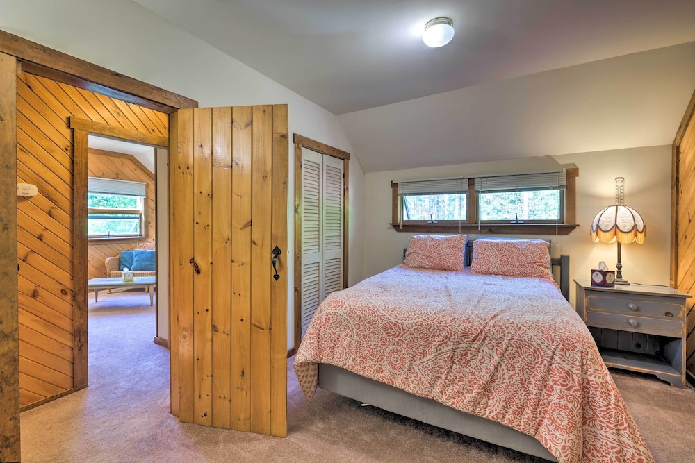 1 Mi to Downtown BBH Coastal Cabin with Deck and Yard — 4-Star Luxury Hotel in Boothbay Harbor, United States