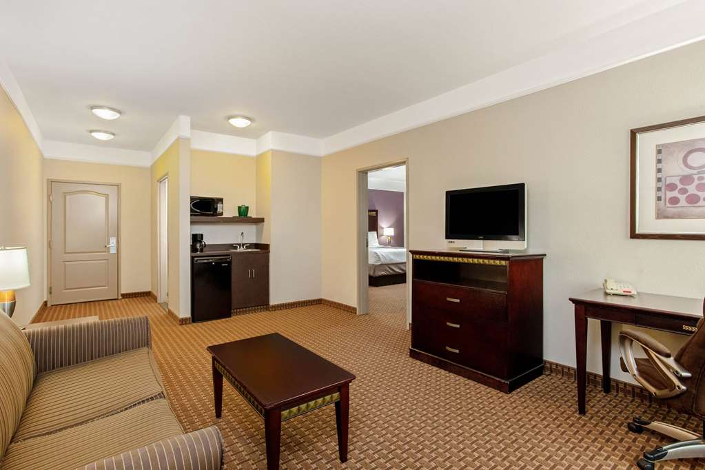 La Quinta Inn & Suites by Wyndham Cleburne - photo 22