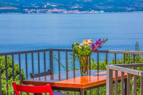 Sea Bliss Private Tiny House — 4-Star Luxury Hotel in Omis, Croatia