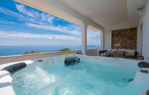 3 Bedroom Awesome Apartment In Makarska — 4-Star Luxury Hotel in Makarska, Croatia