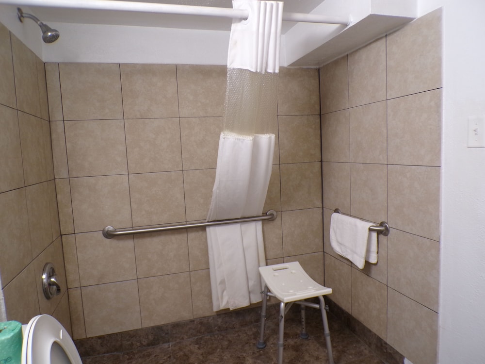 Regal 8 Inn & Suites - photo 20