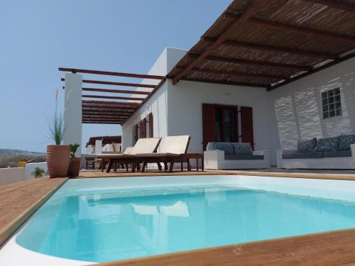 Beach front Villa Pasithea — 4-Star Luxury Hotel in Fira, Greece