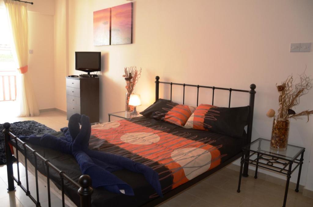 Studio with shower room E5 full kitchen poolside FREE WIFI