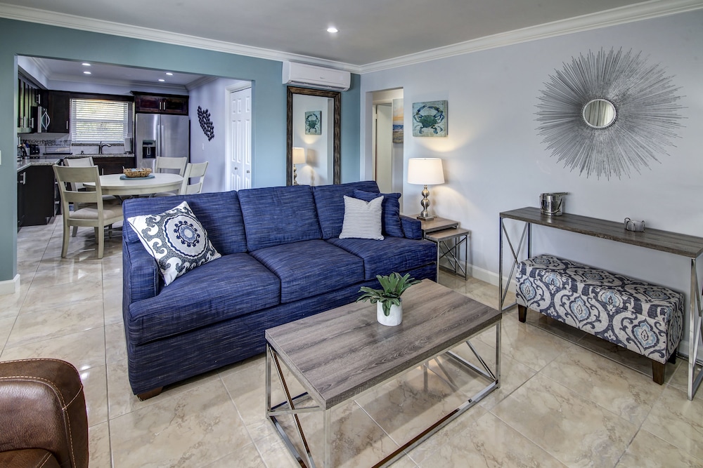 May Dee Suites - photo 9