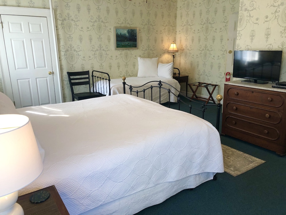 Rogues Harbor Inn - photo 8