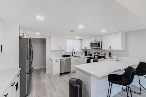 5Mins to Fremont 10Mins to Strip Sleeps 8